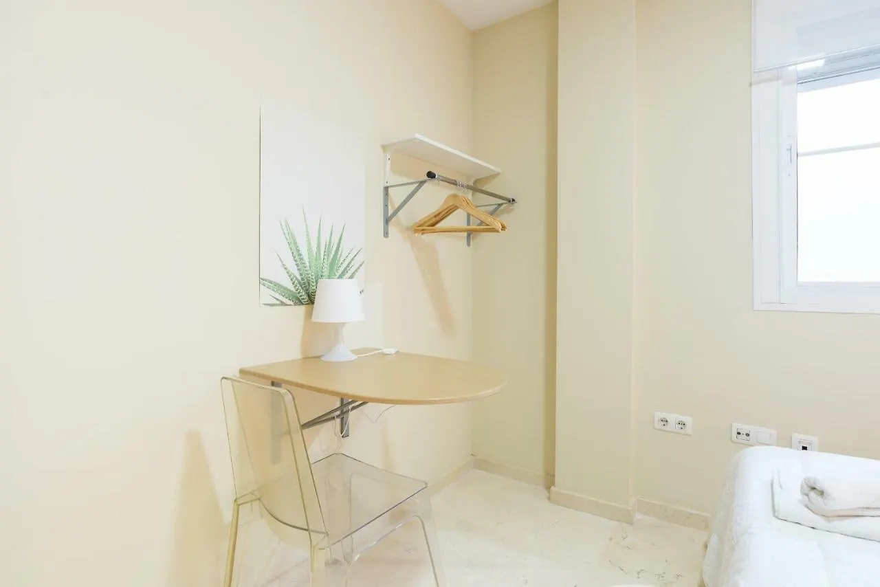 Gr0-Quiet Apartment, Private Backyard, Walk To Old Town 马拉加