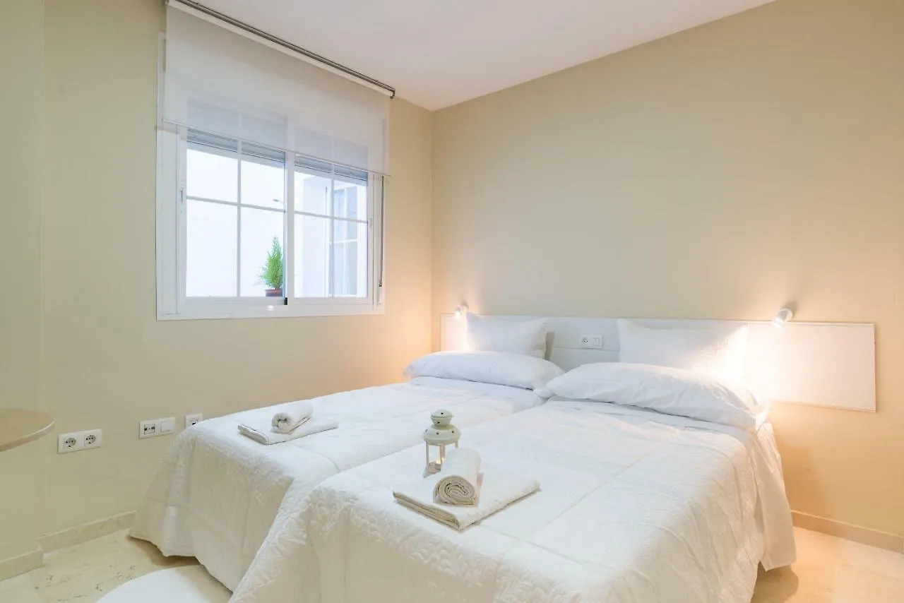 Gr0-Quiet Apartment, Private Backyard, Walk To Old Town 马拉加 公寓