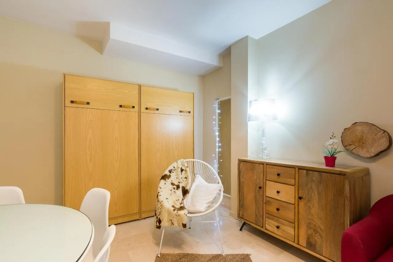 Gr0-Quiet Apartment, Private Backyard, Walk To Old Town 马拉加